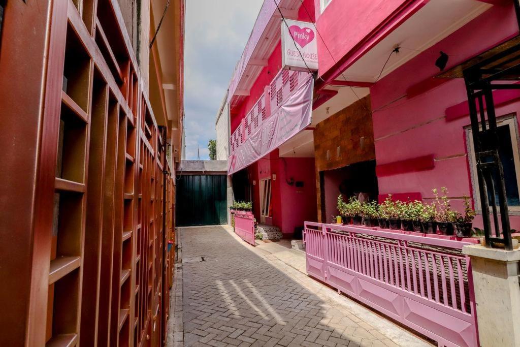 Pinky Guest House Syariah Kota Batu Eksteriør bilde