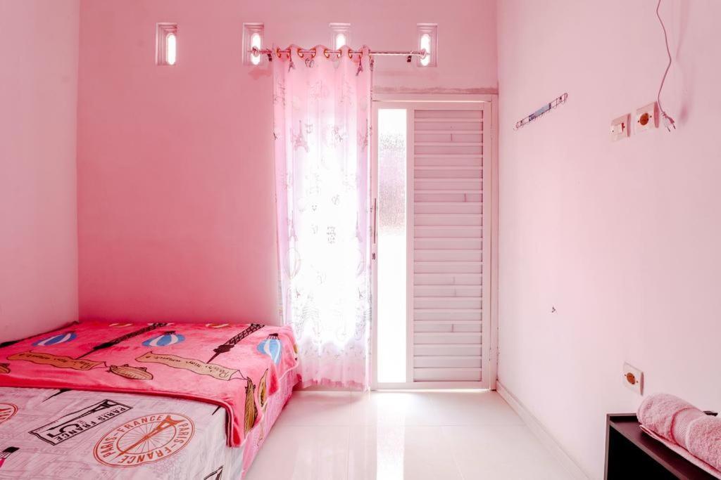 Pinky Guest House Syariah Kota Batu Eksteriør bilde