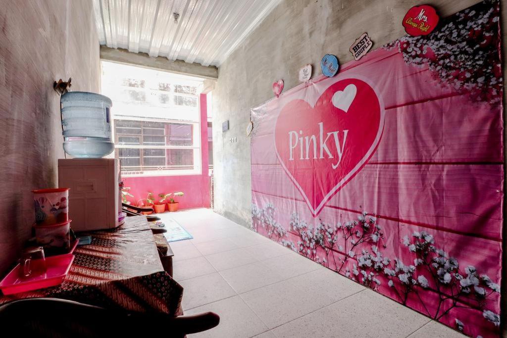 Pinky Guest House Syariah Kota Batu Eksteriør bilde