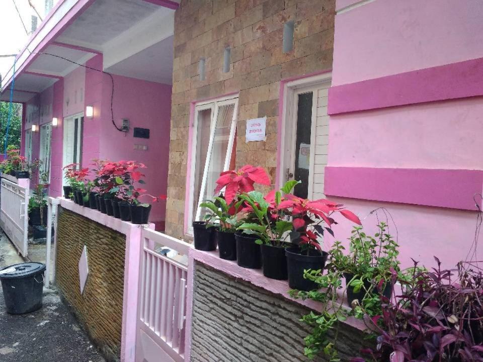 Pinky Guest House Syariah Kota Batu Eksteriør bilde