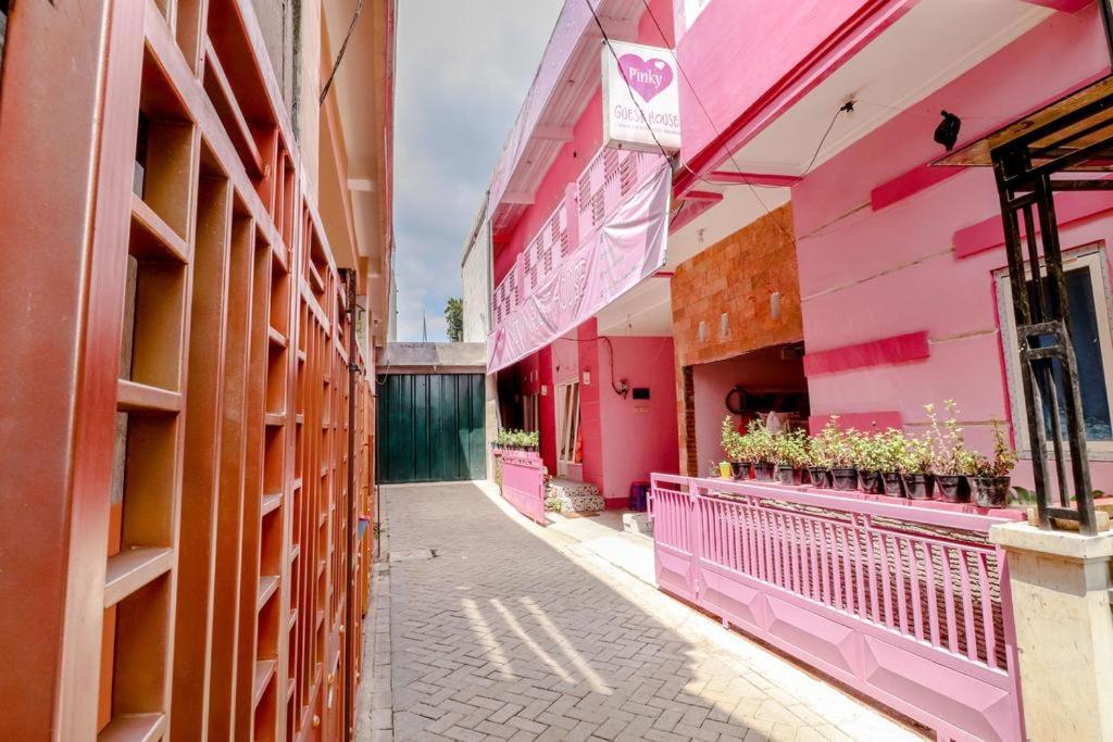 Pinky Guest House Syariah Kota Batu Eksteriør bilde